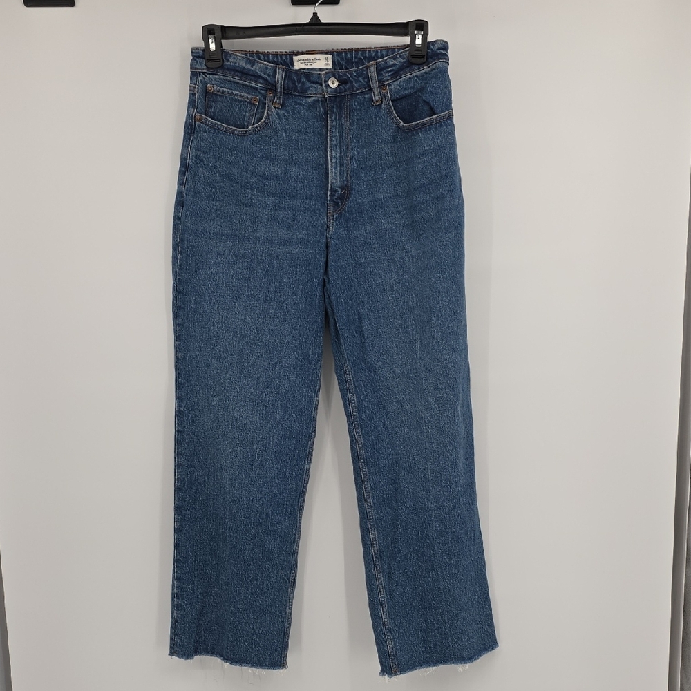 Abercrombie & Fitch Blue 90's Relaxed High Rise  Leg Jeans Size 31